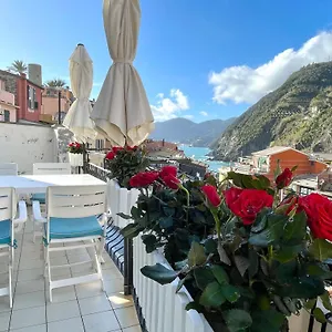 Families Or Groups 3 Terrazzi On Sea , Vernazza Italy